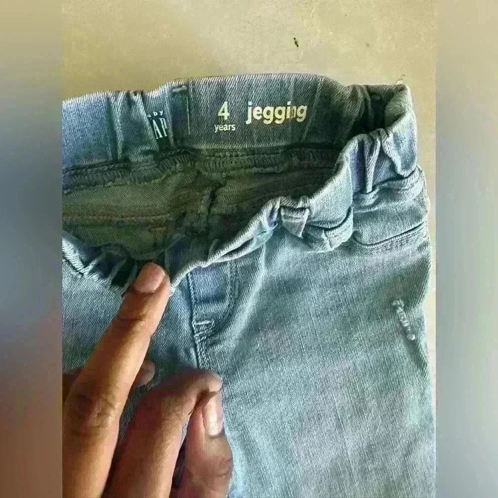 Girls jeggings jeans from GAP.